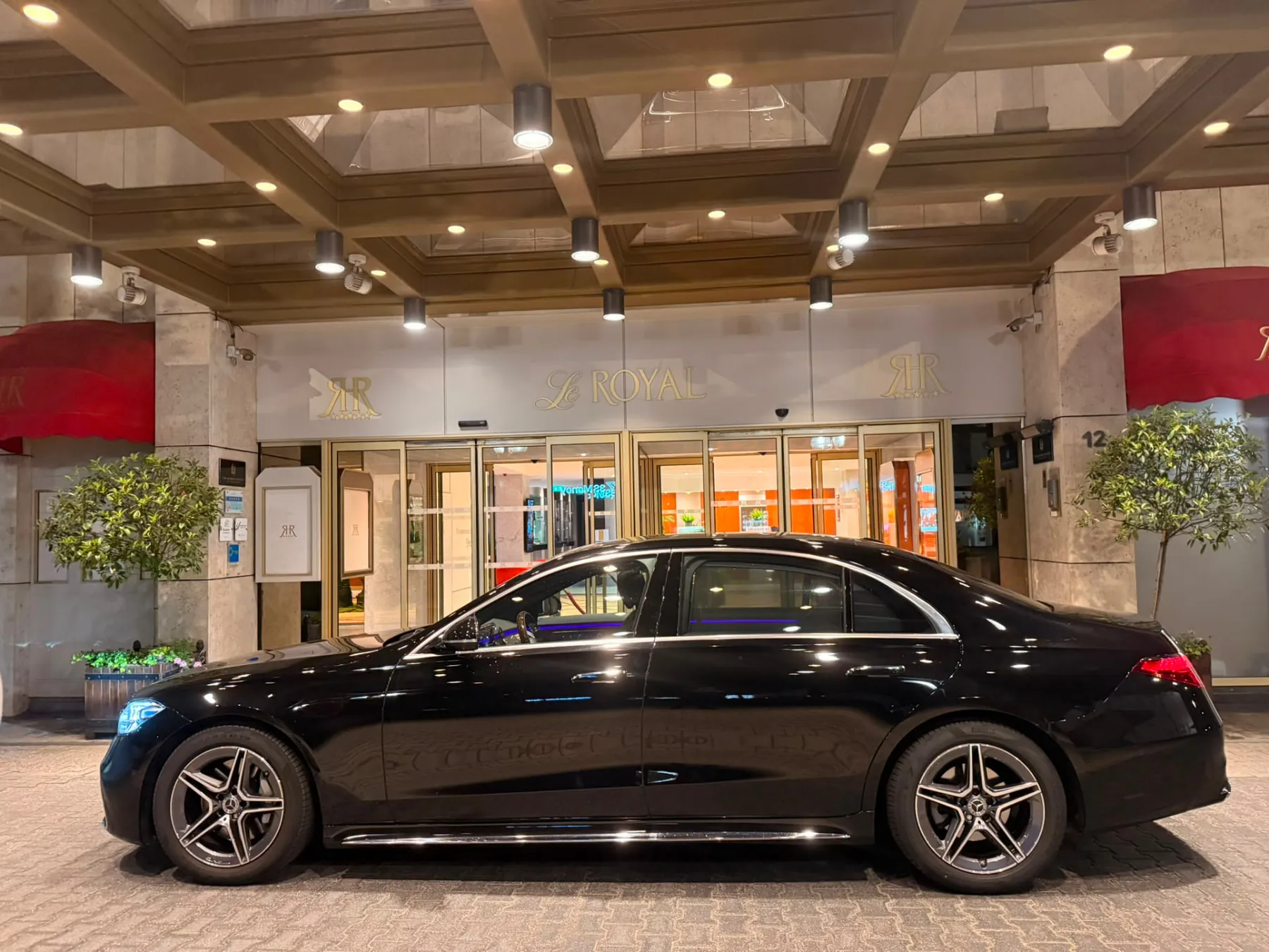 Mercedes Classe E de Transport de Luxe Luxembourg devant l'Hôtel Le Royal à Luxembourg-Ville, de nuit