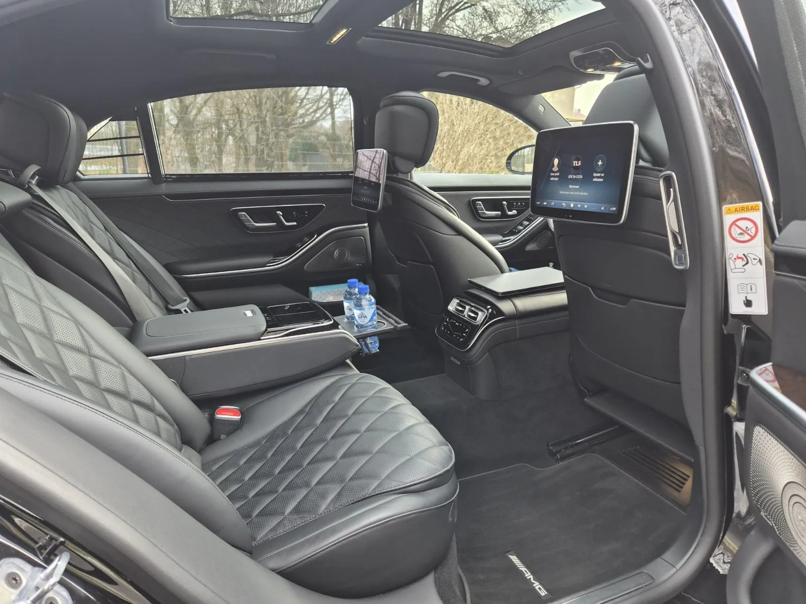 Vue large de l'habitacle arrière de la Mercedes Classe S