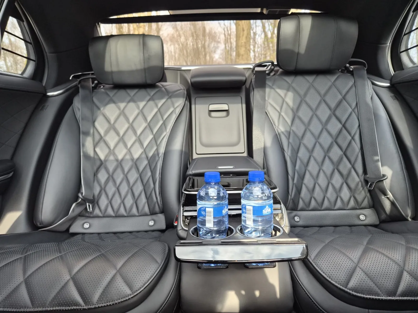 Accoudoir arrière de la Mercedes Classe S avec eau minérale à disposition