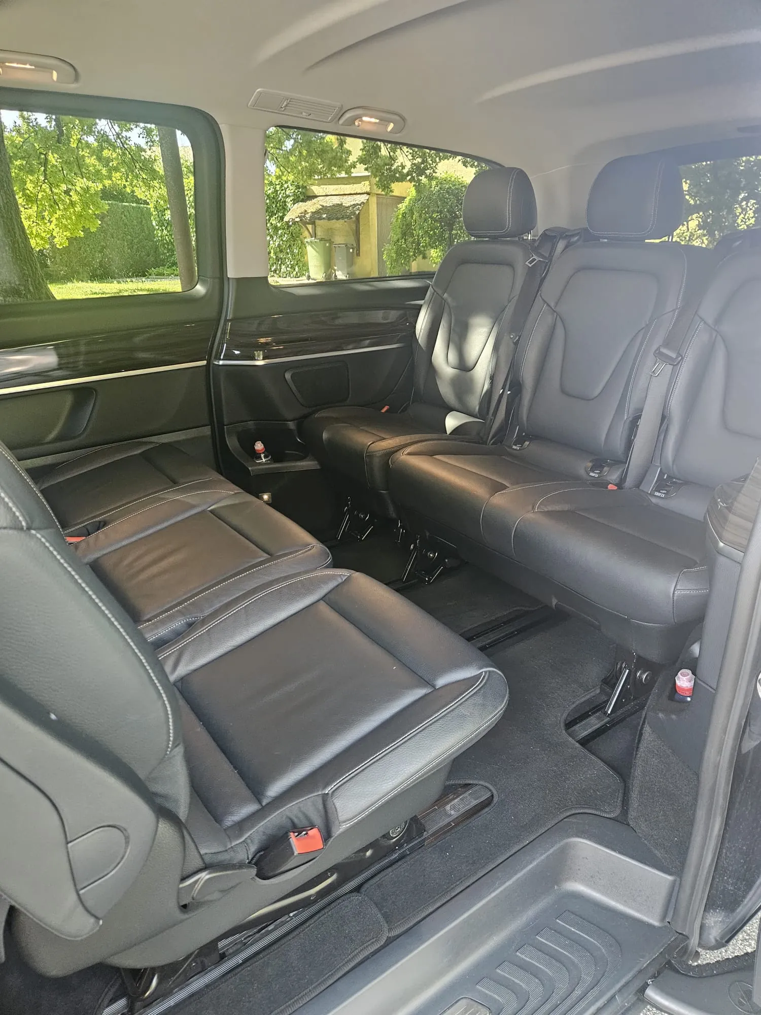Habitacle cuir de la Mercedes Classe V, sièges individuels en configuration salon
