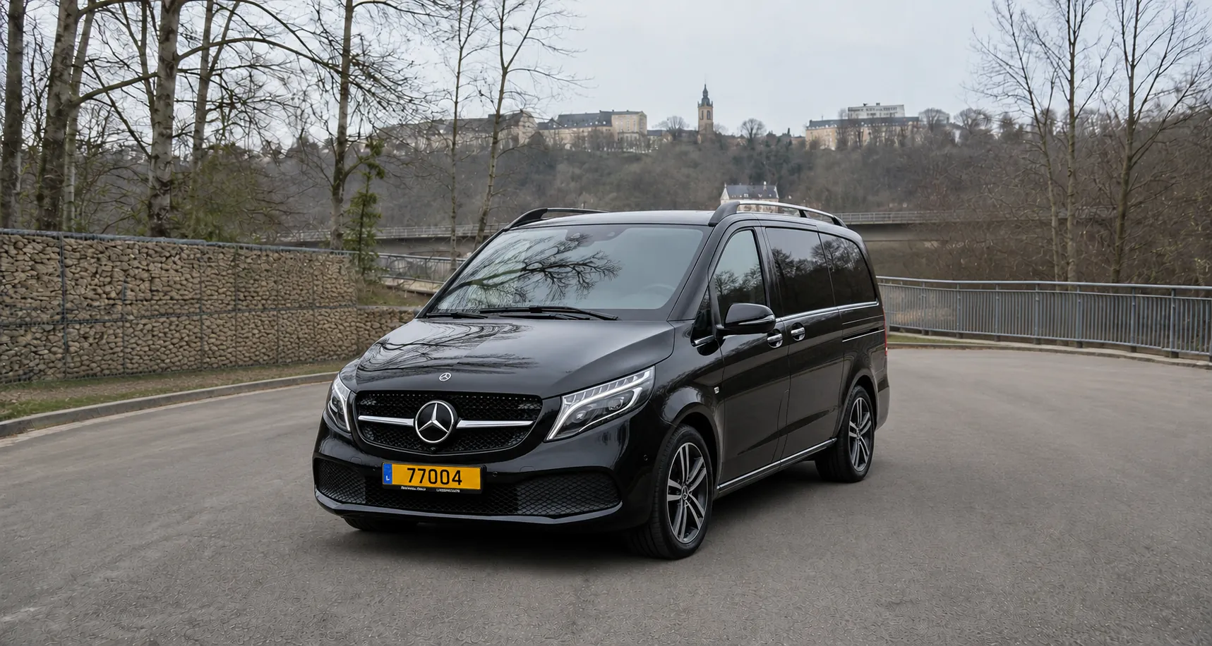 Mercedes Classe V noire vue de trois-quarts avant, prête pour un transfert au Luxembourg