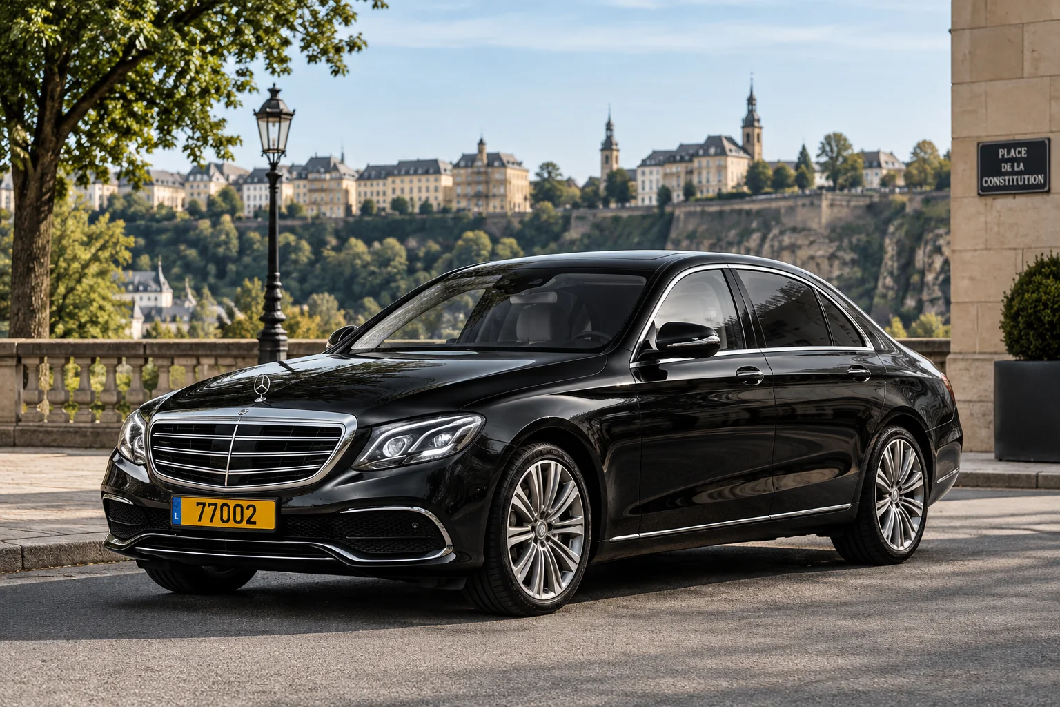 Mercedes Classe S noire plaque 77002 vue de trois-quarts avant, Place de la Constitution à Luxembourg-Ville